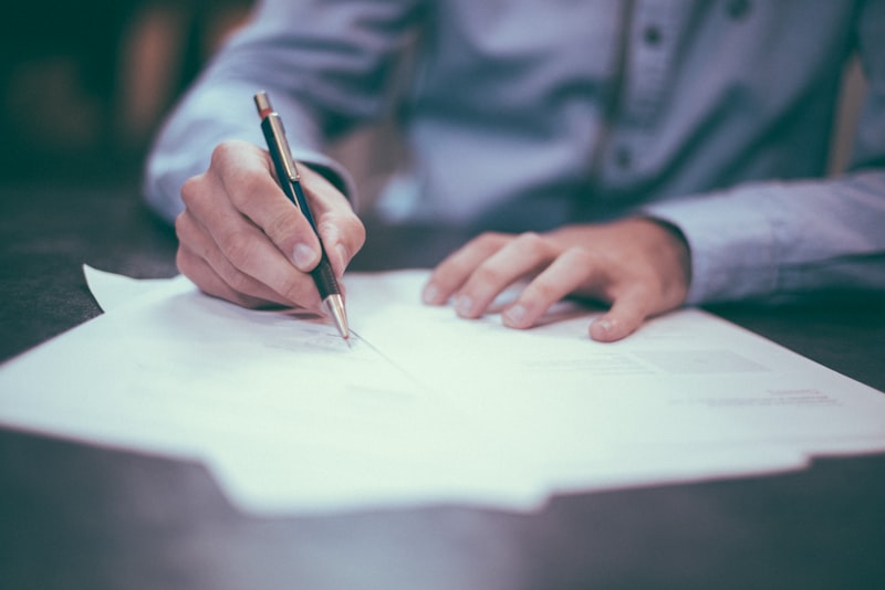 Documentos legales, contratos y herramientas digitales de análisis