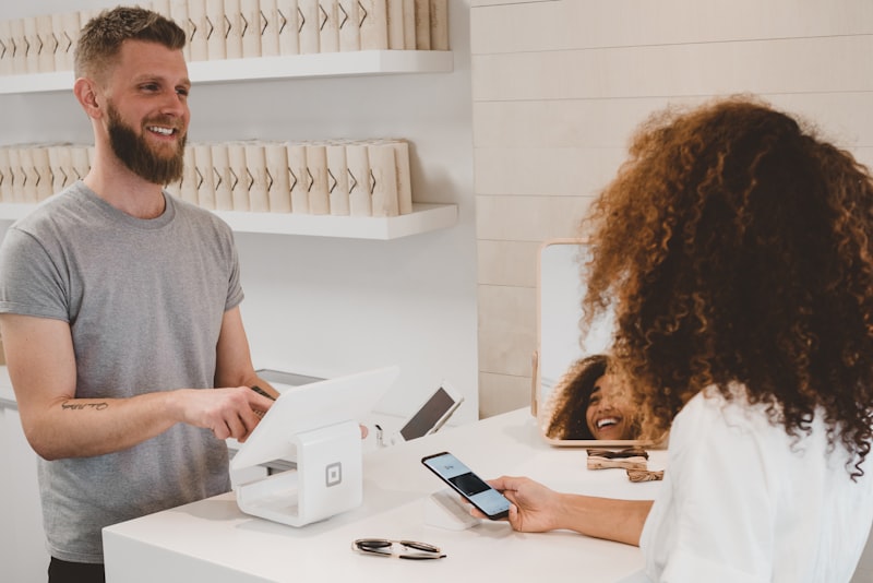Agentes Autónomos en CX: La evolución definitiva de los Chatbots transaccionales